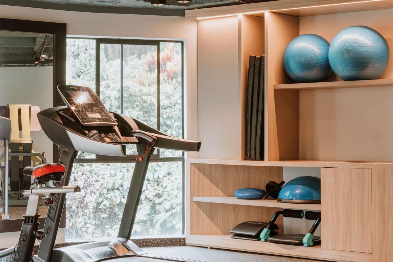 Hotel Park10 Medellin Bagian luar foto The gym at the hotel