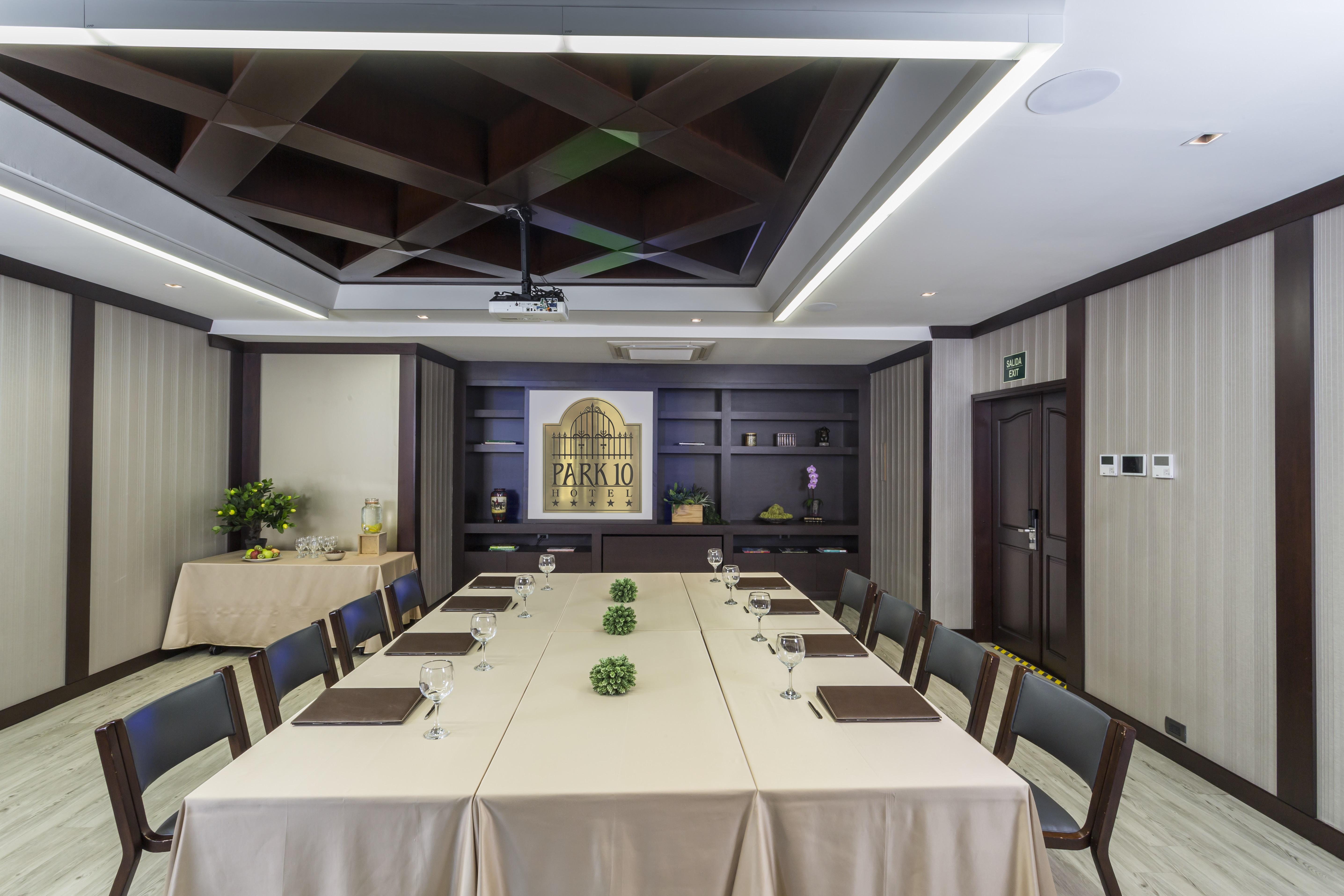 Hotel Park10 Medellin Bagian luar foto Meeting room