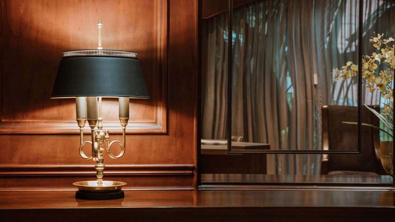 Hotel Park10 Medellin Bagian luar foto A table lamp