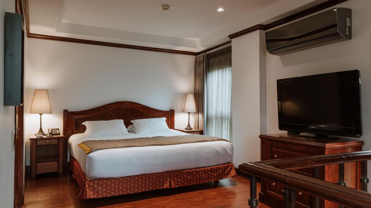 Hotel Park10 Medellin Bagian luar foto A bedroom at the hotel