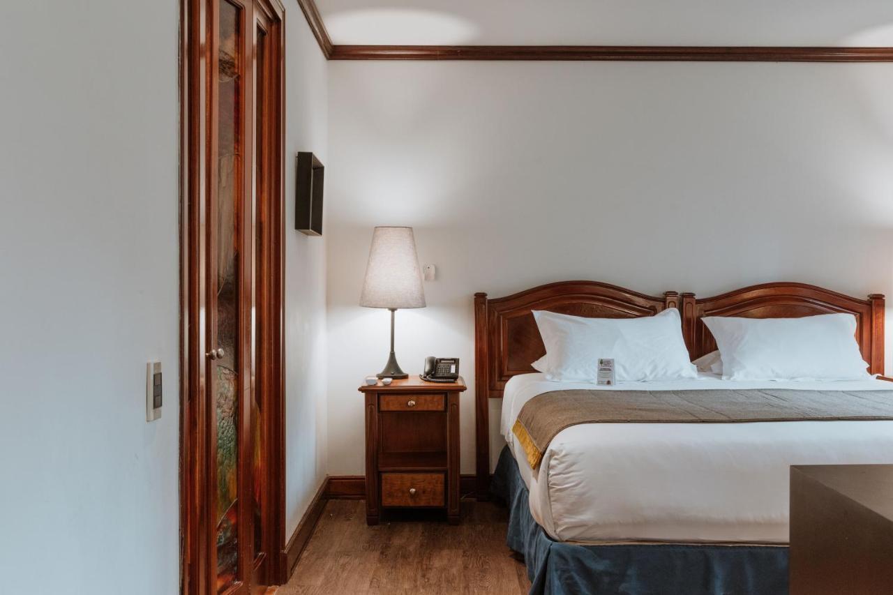 Hotel Park10 Medellin Bagian luar foto A bedroom at the hotel