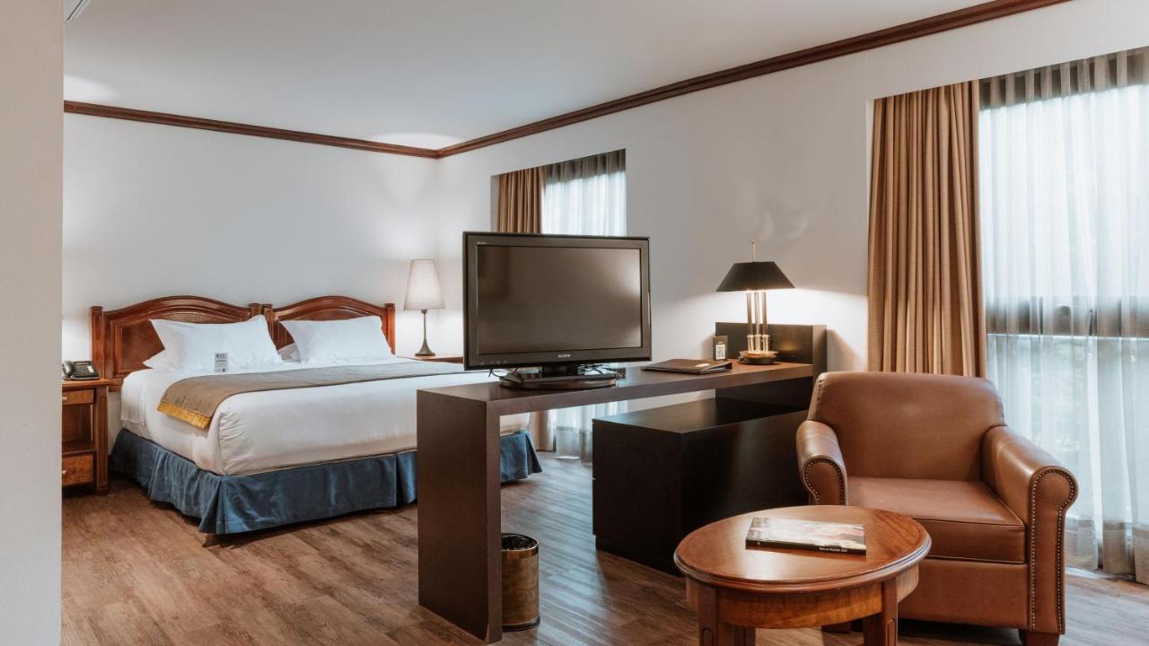 Hotel Park10 Medellin Bagian luar foto