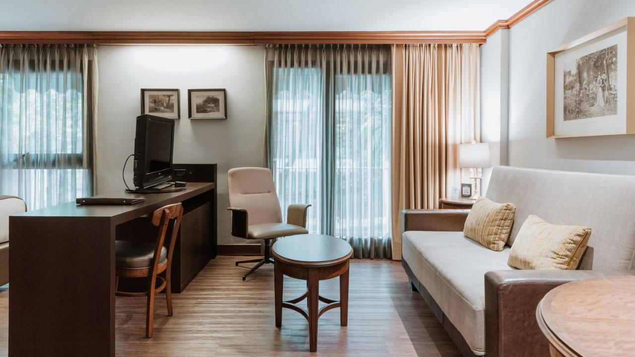 Hotel Park10 Medellin Bagian luar foto A typical room at the hotel