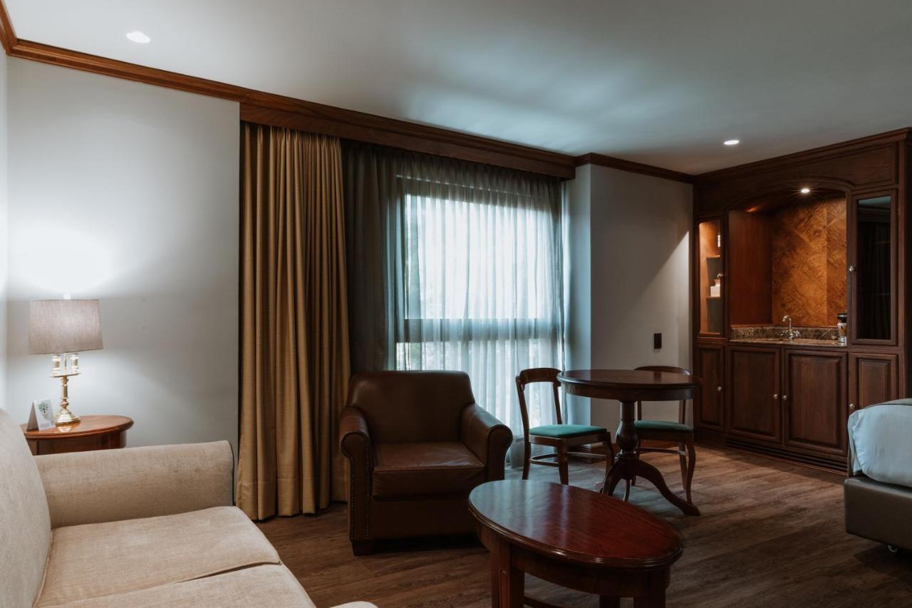 Hotel Park10 Medellin Bagian luar foto A suite at the hotel