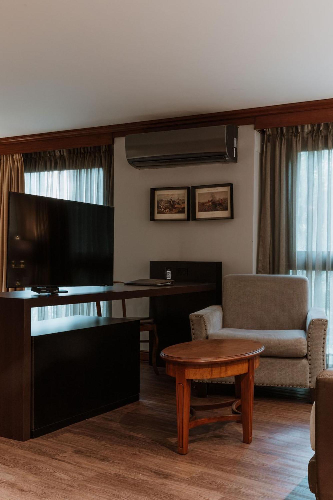 Hotel Park10 Medellin Bagian luar foto A room at the hotel