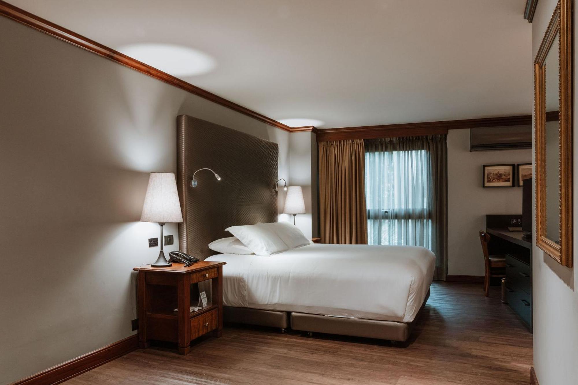 Hotel Park10 Medellin Bagian luar foto A room at the hotel