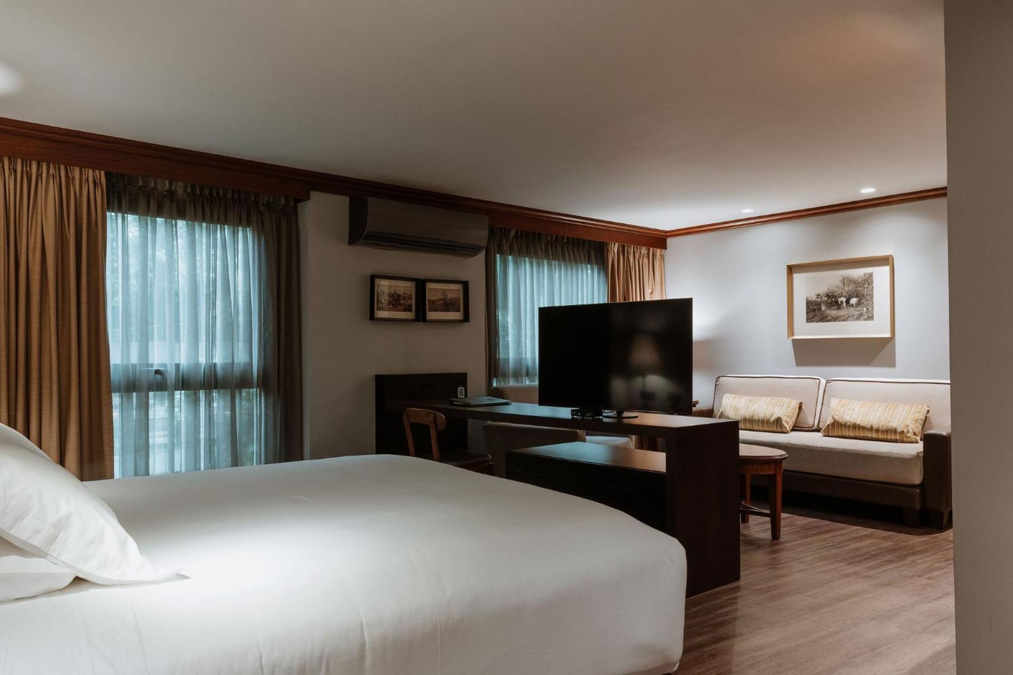 Hotel Park10 Medellin Bagian luar foto A room at the hotel