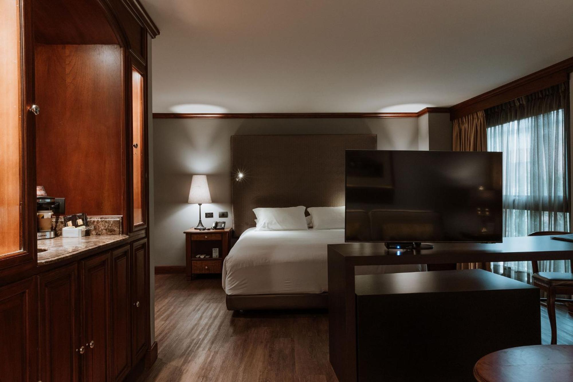 Hotel Park10 Medellin Bagian luar foto A room at the hotel