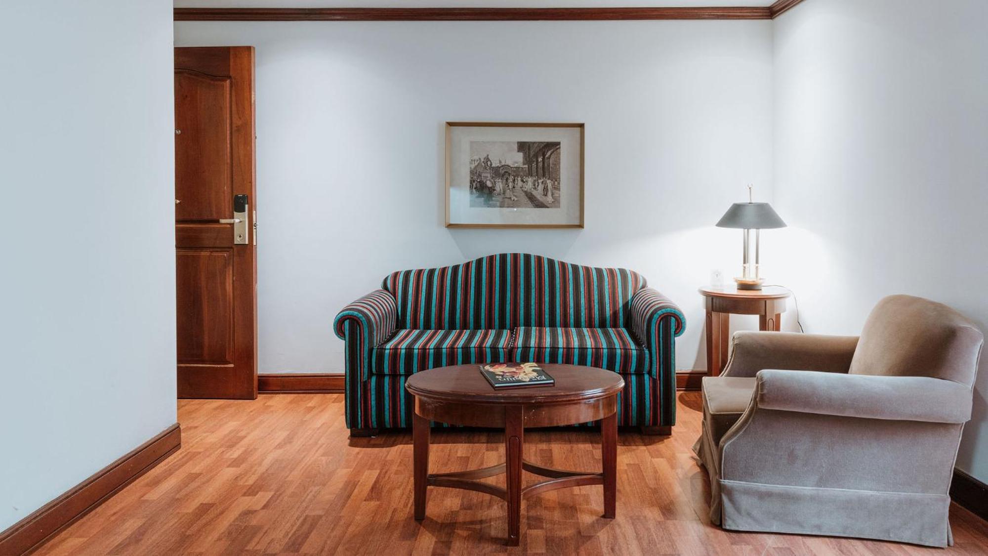 Hotel Park10 Medellin Bagian luar foto A living room with a sofa