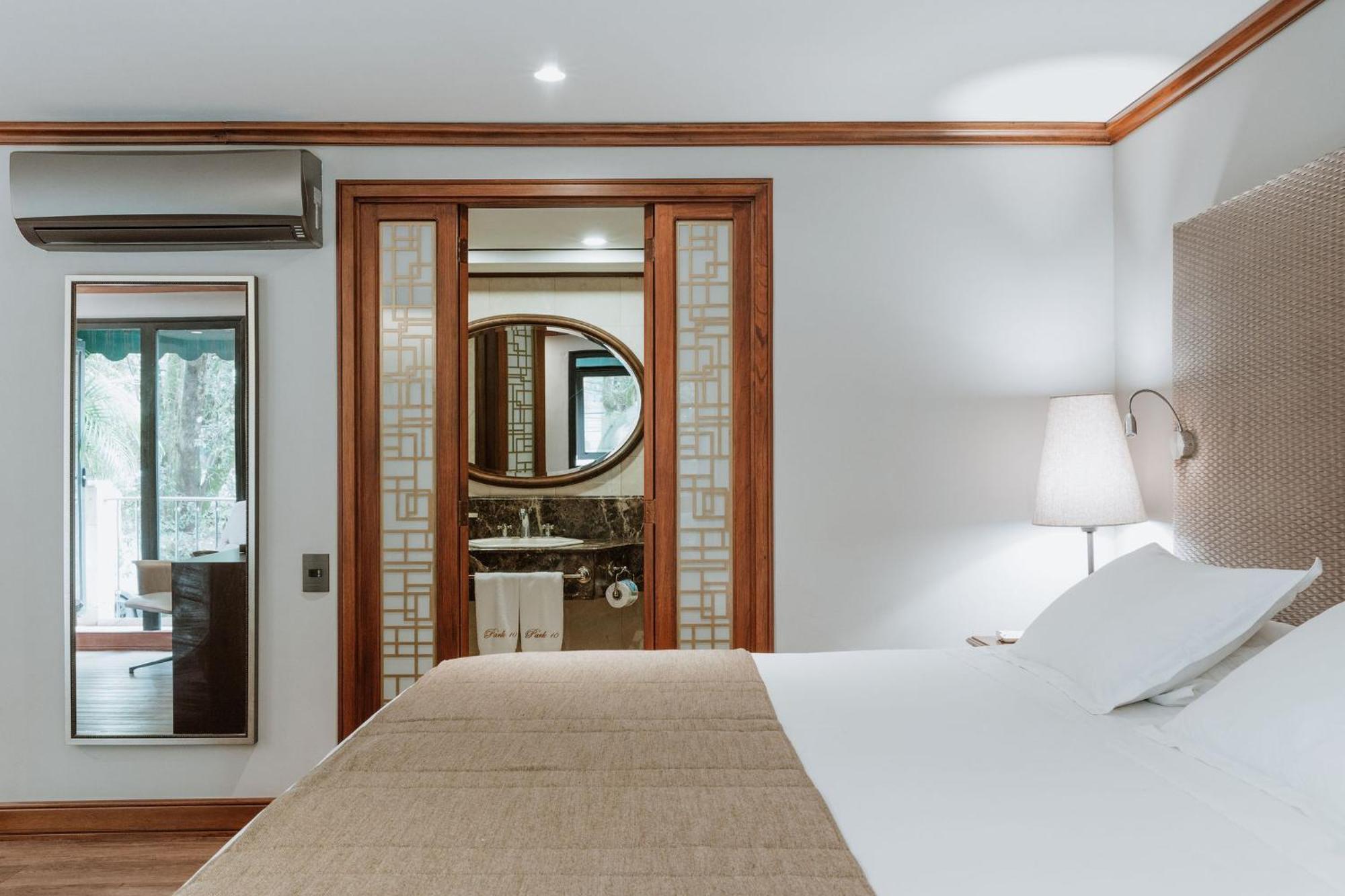 Hotel Park10 Medellin Bagian luar foto A room at the hotel