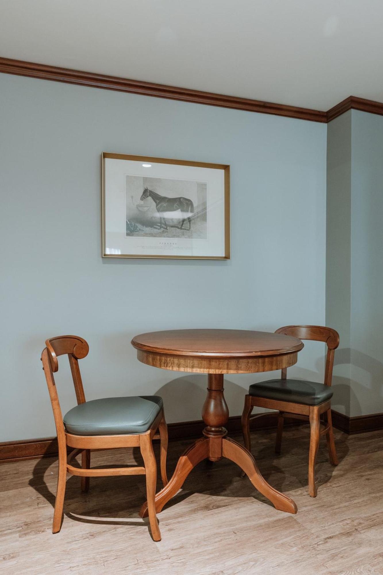 Hotel Park10 Medellin Bagian luar foto A table and two chairs