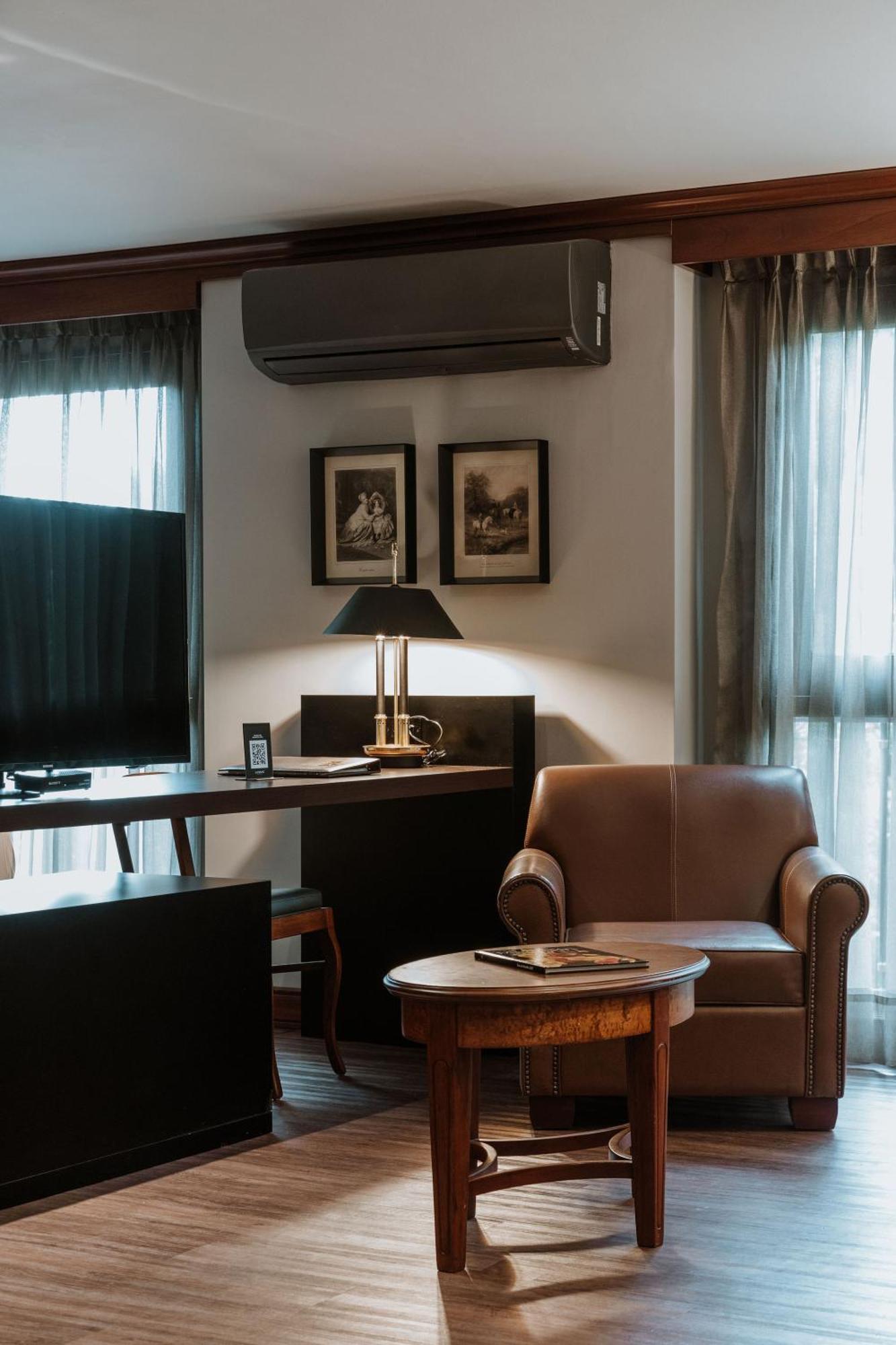 Hotel Park10 Medellin Bagian luar foto A room at the hotel