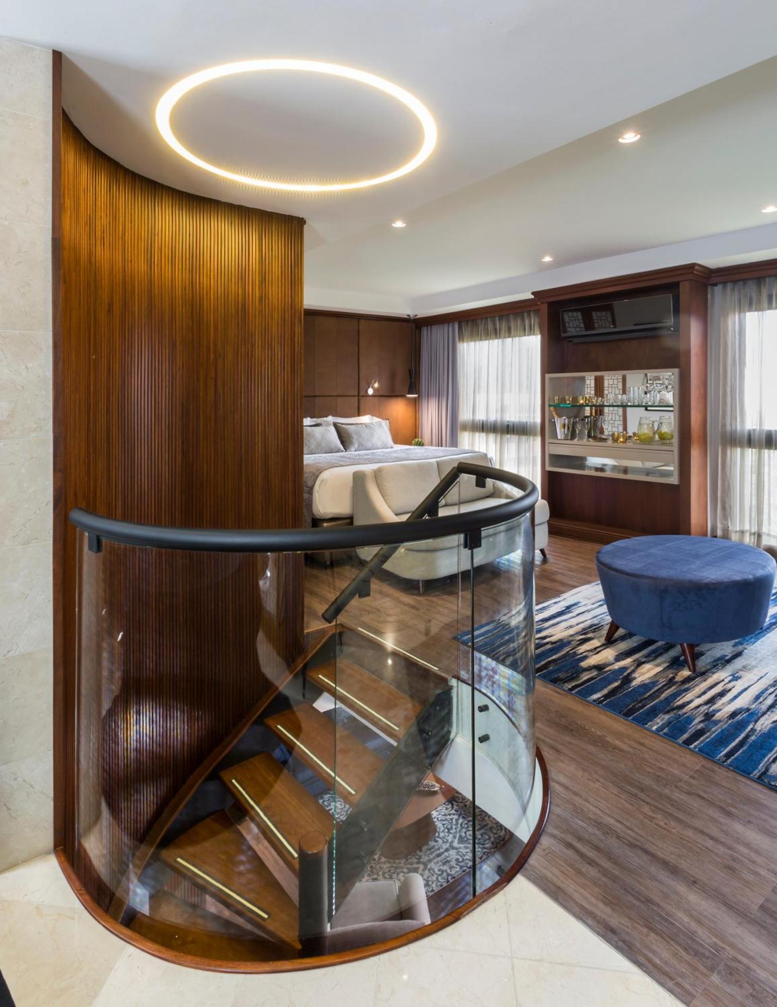 Hotel Park10 Medellin Bagian luar foto The interior of a suite on the Regent Seven Seas Mariner