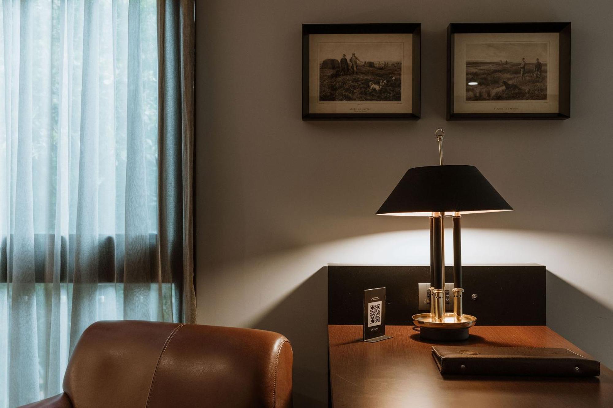 Hotel Park10 Medellin Bagian luar foto A table lamp