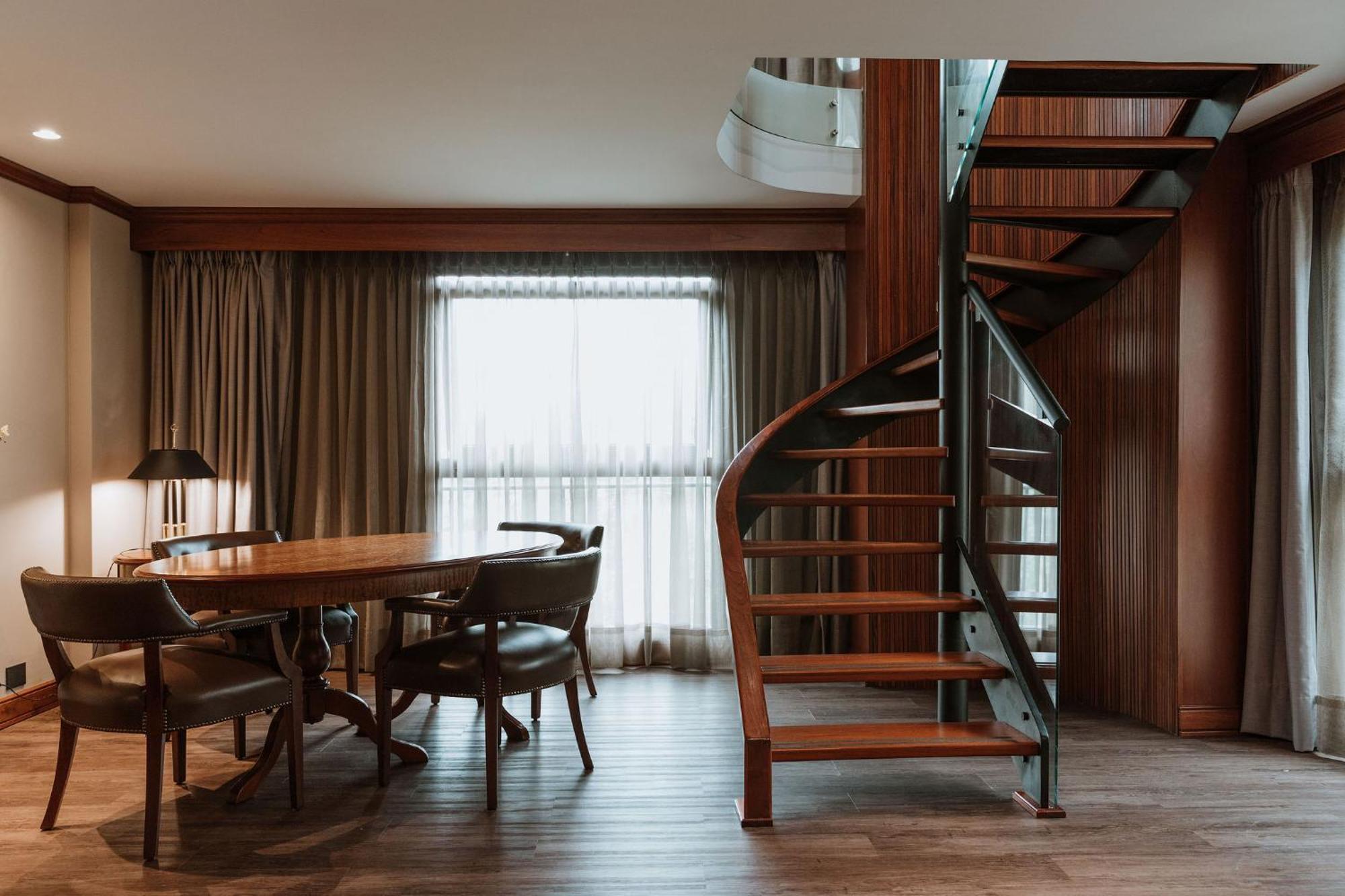 Hotel Park10 Medellin Bagian luar foto A spiral staircase in a hotel