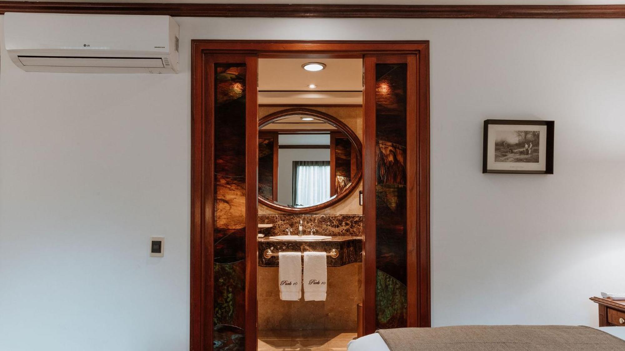 Hotel Park10 Medellin Bagian luar foto A bathroom in a hotel