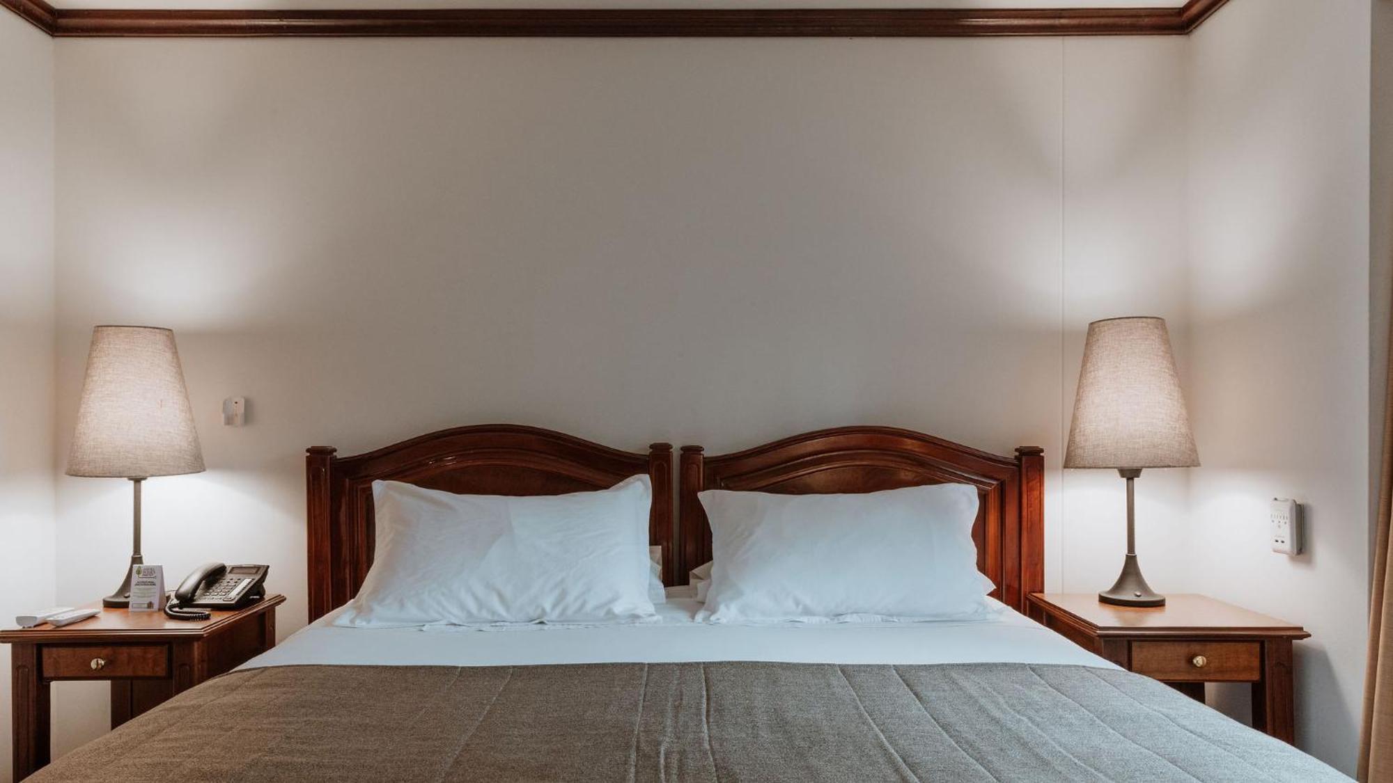 Hotel Park10 Medellin Bagian luar foto A bed with two pillows