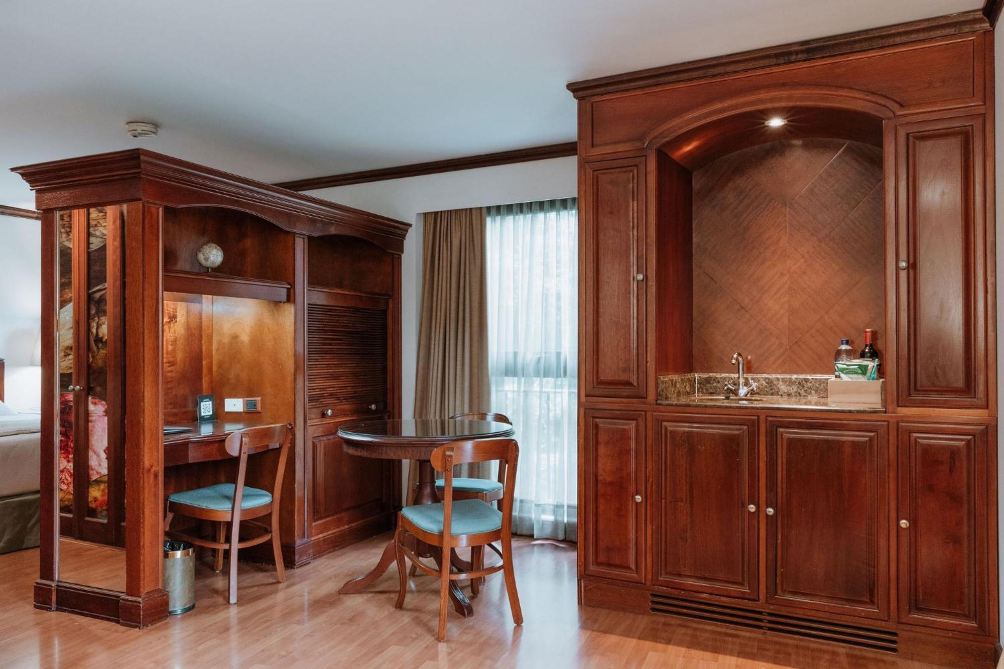 Hotel Park10 Medellin Bagian luar foto A typical room at the hotel
